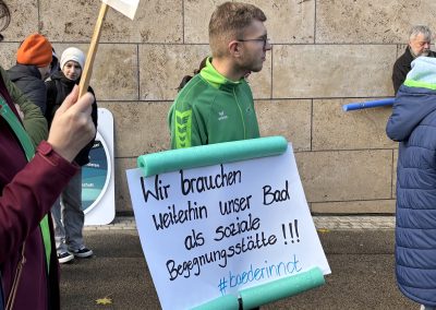Teilnehmer mit Schwimmnudeln und dem Plakat „Wir brauchen weiterhin unser Bad als soziale Begegnungsstätte“ vor dem Thüringer Landtag.