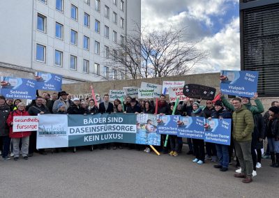 Gruppe vor dem Thüringer Landtag mit Schildern „Bäder in Not“ und dem Banner „Bäder sind Daseinsfürsorge. Kein Luxus!“