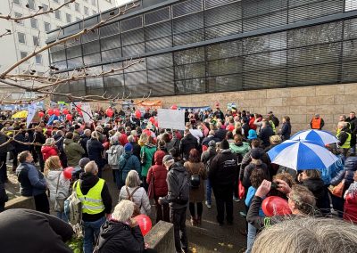 Menschenmenge mit Plakaten, roten Luftballons und blau-weißen Schirmen bei der Hallenbäder-Demo vor dem Thüringer Landtag.